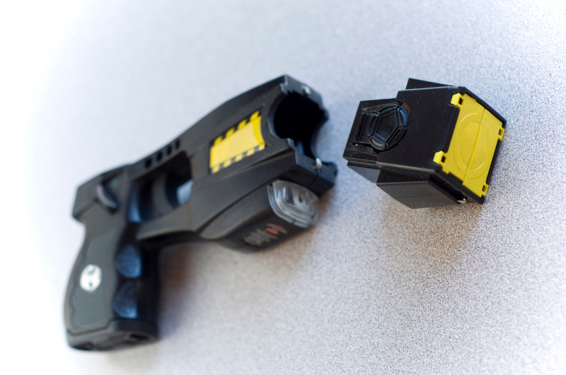 999PCAnon's tweet photo. This next story is about my first time using a TASER on an offender. 
I wasn't sure it was going to work as he lunged at me. 😳 ⚡
Read about it here:
https://t.co/nFGMk2JbjY
#police #taser #armedresponse #criminals #domesticabuse #emergencyservices #policestories https://t.co/khja96xxpT