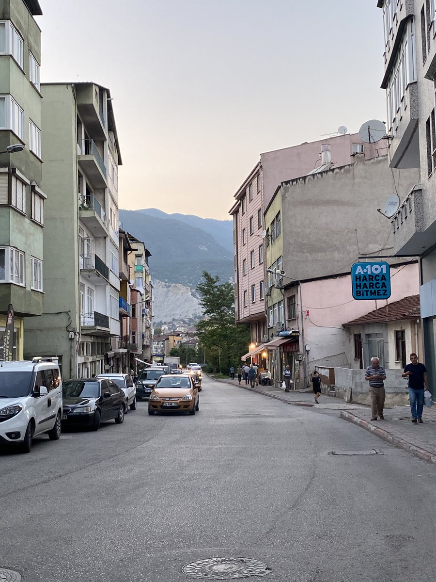 arkadaşlar karabük diye bir yer var beni arkadaşım gezmeye çağırdı ben de kırmadım geldim farklılık olsun diye gün gelir işiniz düşerse gelmeyin buraya