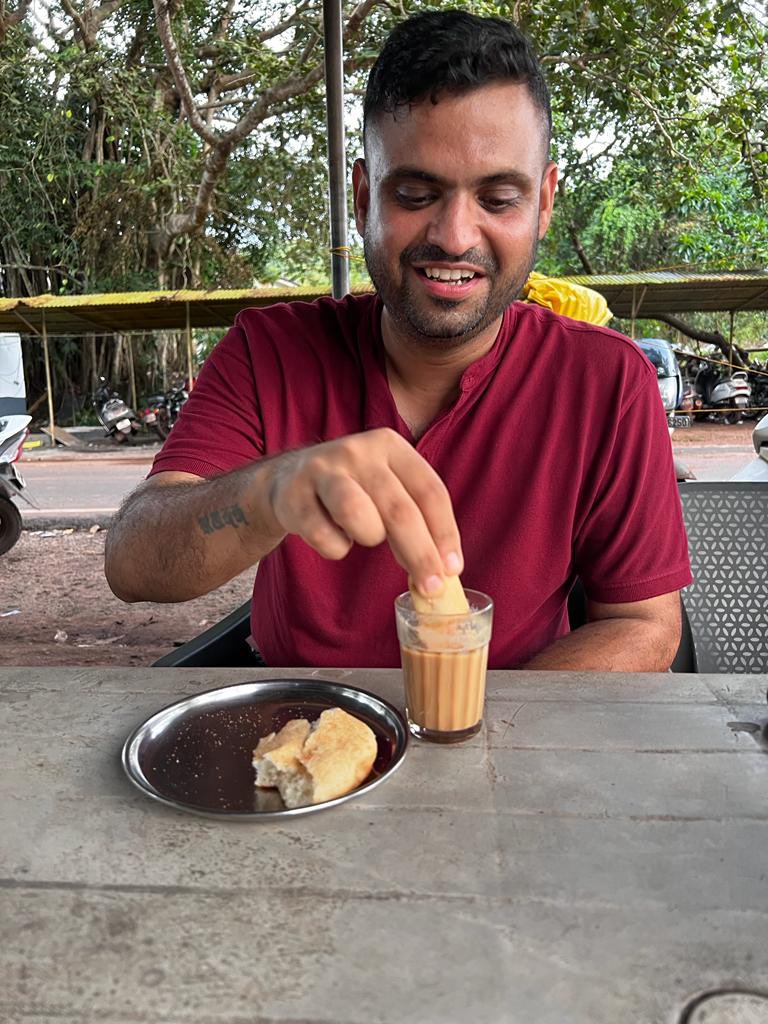 mayuganapatye's tweet photo. #Goa  #Goadiaries it is always good to taste local food. I got chance to have local goan snack #Poee to have with #Chai pc - #DattaguruSawantSir of #GoaPolice https://t.co/KKAA4uNW3p