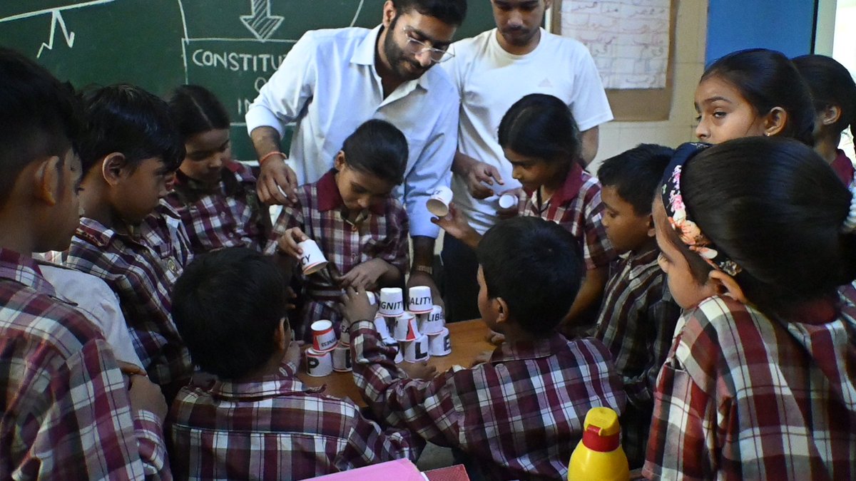 anuragsingh_95's tweet photo. Every right has a correlative duty to perform. Children of MCD school of Delhi learning and realising it to foster the "panch prans" given by Hon'ble PM Sri @narendramodi on this independence day.
@AshwaniKumar_92 
#kartavya_curriculum
#karravya_classrooms https://t.co/B9j5KeJxiP