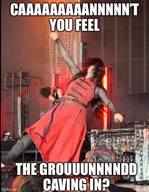 evbackstage's tweet photo. This is too perfect not to make into a meme 🤣…thanks for the shot @MikeAnderson622! 🤣 @AmyLeeEV #evanescence #amylee https://t.co/lLhWmt2vfY