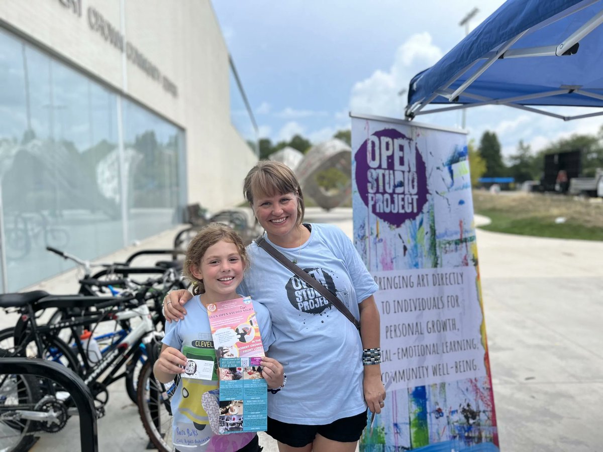 EvRoundTable's tweet photo. πͺ More than 1,000 Evanston residents β young kids, high schoolers and adults alike β came out to the recently-renovated Robert Crown Community Center on Sunday for a carnival featuring games, raffle prizes, bouncy castles, crafts and food. https://t.co/dEhswu4xDq https://t.co/tggzW4fNDB