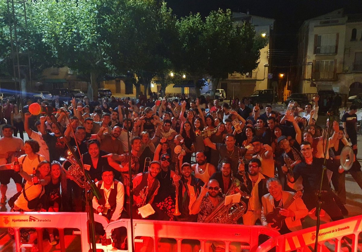 Biflats's tweet photo. 1- Foto final del concert al @FestivalGranade, gràcies!! ❤👹

2- Algun seguidor fanàtic, o més probable, bromista, es va apropiar de la pancarta #ComproOro, demanem ajuda per recuperar-la 😱🤞 

3- Pròxima presentació de #Fanfarrona el 09/09 a Olot, a les #FestesdelTura 🎺💥 https://t.co/mFv1fieHpX