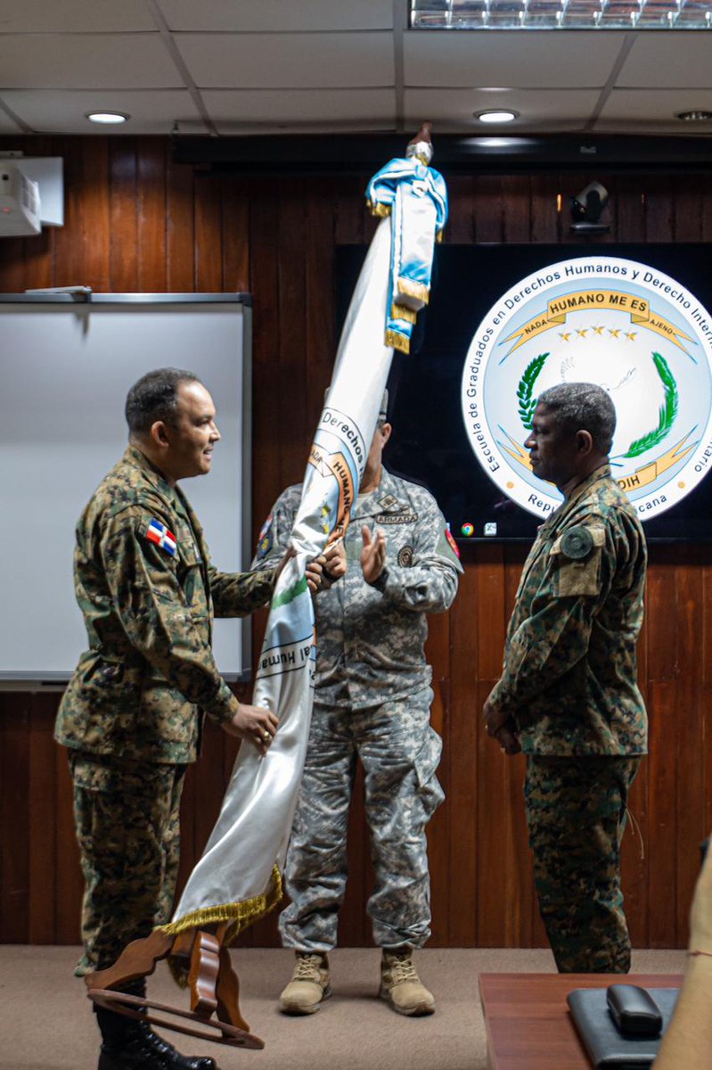 egradhrd's tweet photo. El Ministro de Defensa, Teniente General Carlos Luciano Díaz Morfa, ERD, designó al Coronel Ambiorix de Jesús Cepeda Hernández, ERD (DEM), (MA), como nuevo director de la Escuela de Graduados en Derechos Humanos y Derecho Internacional Humanitario (#EGDDHHyDIH). https://t.co/t6Wa7G5IS9