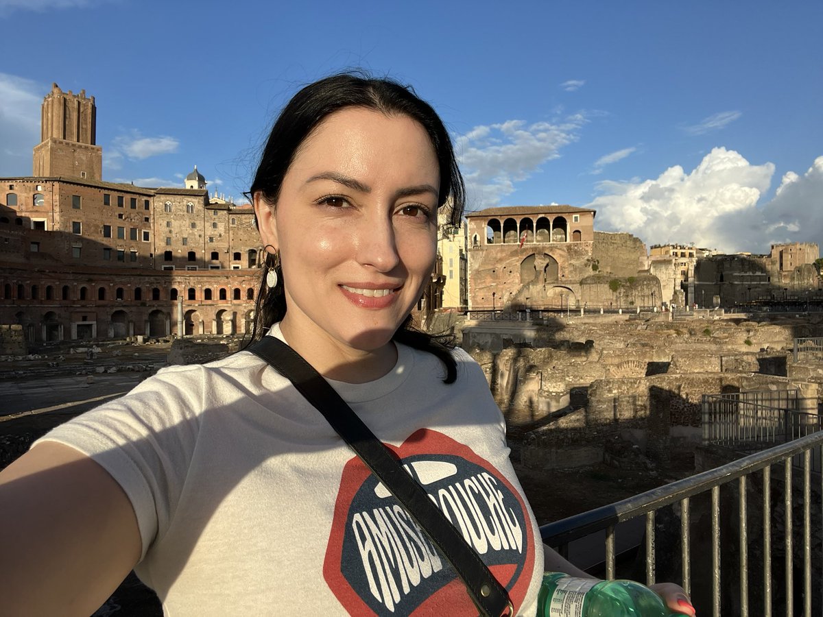 tried to take a cute pic on my recent travels to Rome and forgot about lighting so please enjoy my…

✨shadow goatee✨