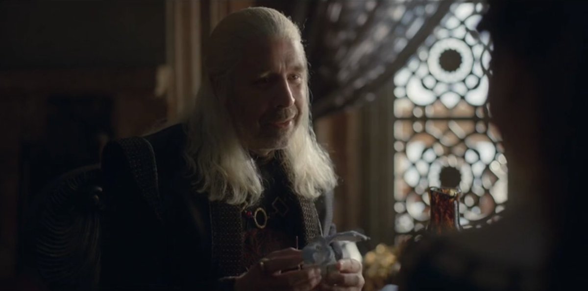 NusfaqM's tweet photo. He literally went to everyone to ask for their advice! And still chose the wrong~  sounds like me in my teens! 🙄 #Viserys #ViserysTargaryen #HOTD #HouseoftheDragon #HouseoftheDragonep2 #HouseTargaryen https://t.co/Y8Y2X7uQS9