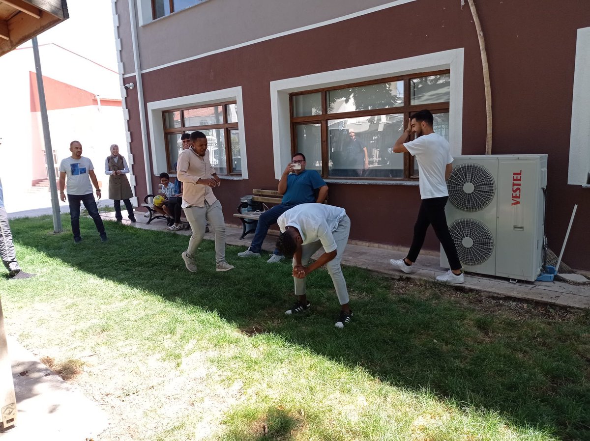 ahievrantomer's tweet photo. Kırşehir Ahi Evran Üniversitesi TÖMER tarafından düzenlenen "Türk Sokak Oyunları" etkinliğiyle geleneksel oyunlarımızı uluslararası öğrencilerimize tanıttık. @Env1d2er @mahmut_sami @AlkayaAkif @alagoz_ebru @cerenoguz_ https://t.co/647SoqpXSs