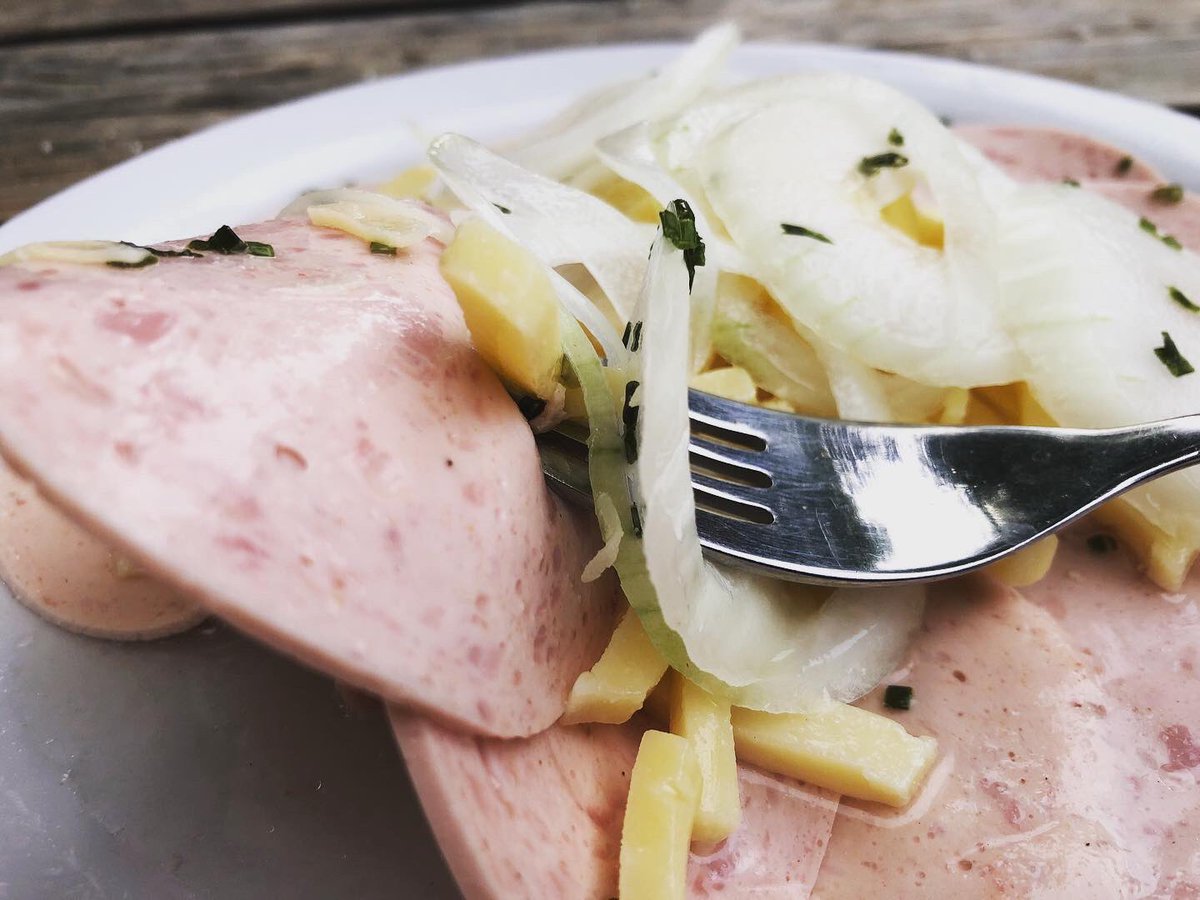 gummibierchen's tweet photo. #BiergartenMühlenpark #Garching mit @HimmelderBayern #HackerPschorr zu #obatzda - hier #Muibatz genannt - und #Brezn 🍺#germanbeer #bierzeit #deutschesBier #brotzeitbier #abendbeer #dinnerbeer #obatzdaundbrezn #leckerbier #biermachtdurstschön #bavarianbier #biergarten #beergarden https://t.co/ikgLv6QVtm