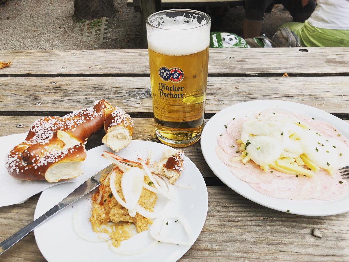 gummibierchen's tweet photo. #BiergartenMühlenpark #Garching mit @HimmelderBayern #HackerPschorr zu #obatzda - hier #Muibatz genannt - und #Brezn 🍺#germanbeer #bierzeit #deutschesBier #brotzeitbier #abendbeer #dinnerbeer #obatzdaundbrezn #leckerbier #biermachtdurstschön #bavarianbier #biergarten #beergarden https://t.co/ikgLv6QVtm