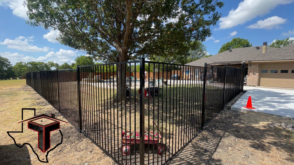TRUTEXroofing's tweet photo. A recent driveway / fence project completed in Princeton, TX!

'WE'VE GOT YOU COVERED!'
469-213-8877

#TRUTEXContractingSolutions #TRUTEXFencing #TRUTEXConcrete #PrincetonTX https://t.co/p38kUp8qEa