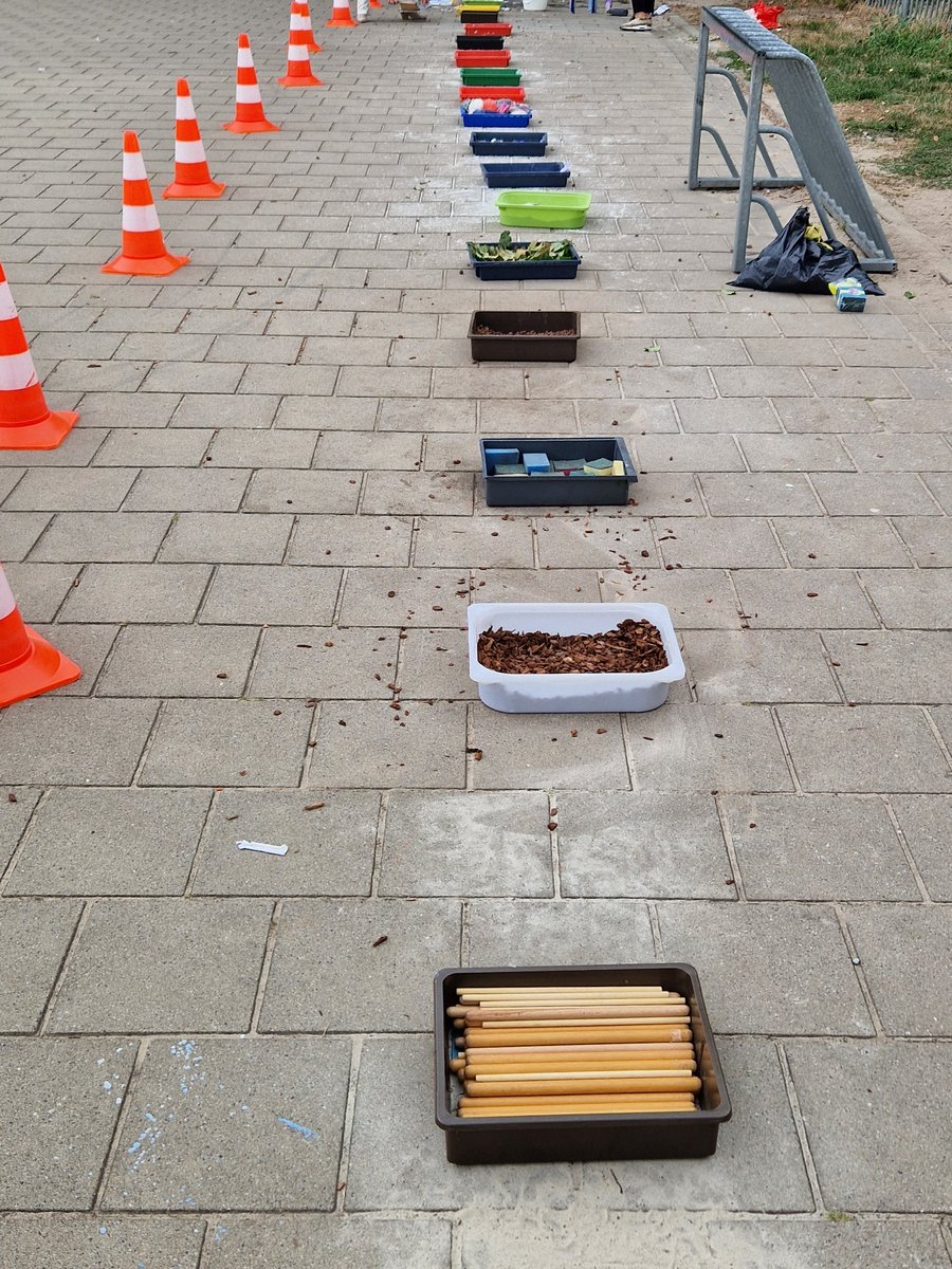 obsde_windhoek's tweet photo. We zijn weer begonnen😃. Een gezonde, gezellige start van het nieuwe schooljaar. 
Met behulp van de #ouderraad heeft iedereen heel veel plezier gehad met het #blotevoetenpad.
Op naar een goed schooljaar 👊🏻
#almelo #basisschool https://t.co/L8SdI9HzJk
