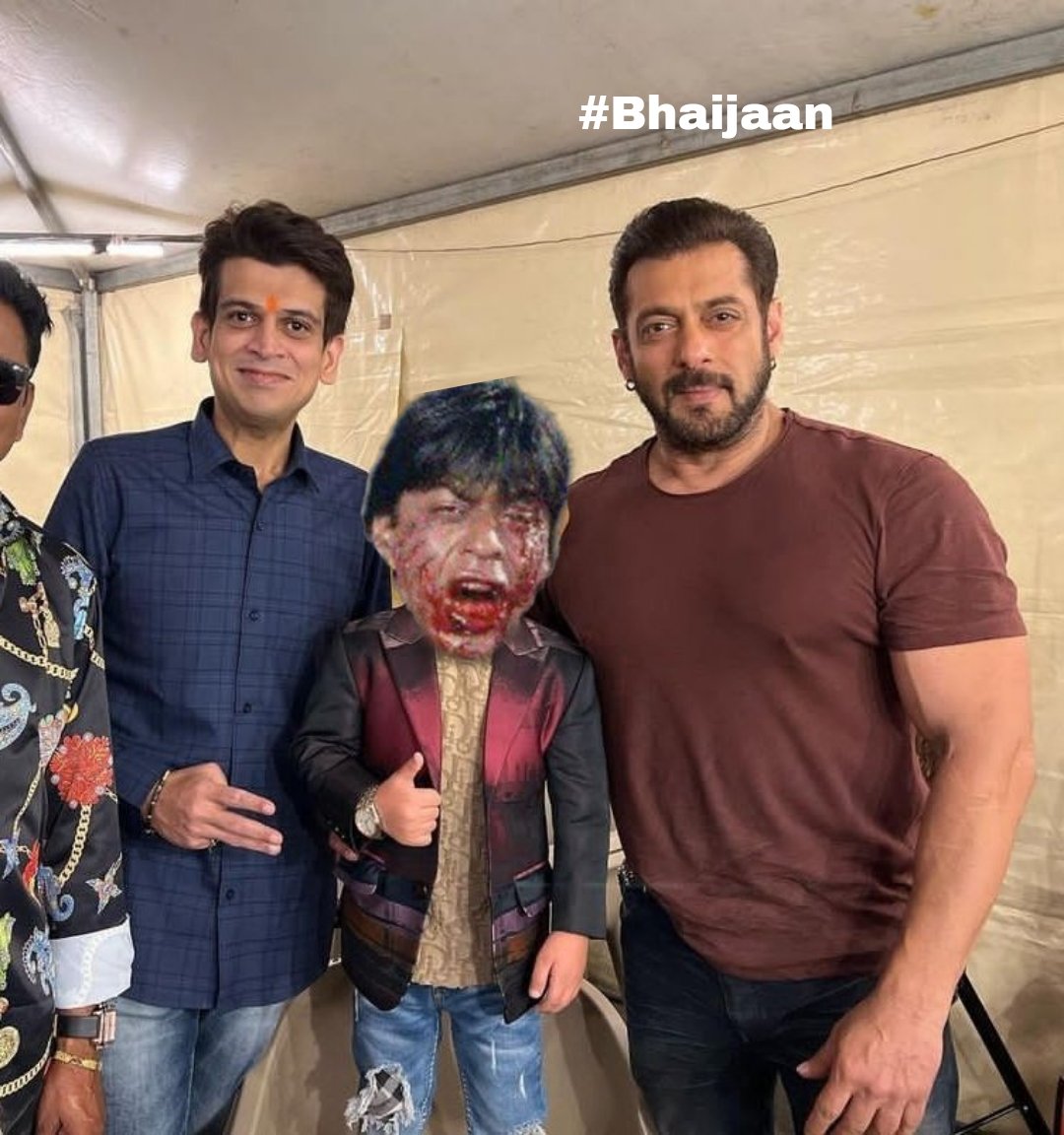 Backup_Abhi's tweet photo. Latest Pic of Megastar #SalmanKhan With his world's smallest diehard fan #ShahRukhKhan𓀠 on the sets of #Bhaijaan 

#KisiKaBhaiKisiKiJaan @BeingSalmanKhan 🔥 https://t.co/Aj4AykDys2