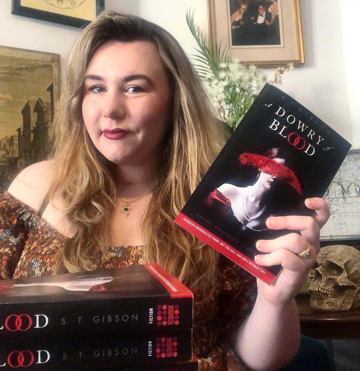 🩸 GIVEAWAY 🩸 To celebrate hitting 10k followers, I’m giving away five (5!) paperback arcs of my queer Dracula’s brides retelling, A DOWRY OF BLOOD. TO ENTER: Like + RT BONUS ENTRY: Comment your favorite historical time period Open to US and Canadian readers only. Good luck!