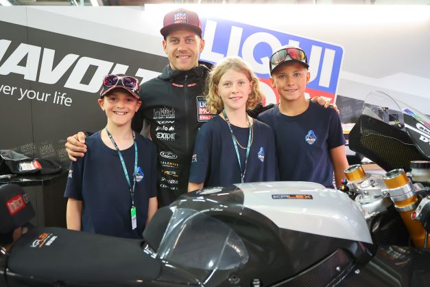 AutomobilsportC's tweet photo. Final showdown for two-wheel talents at the Red Bull Ring - https://t.co/vxOjBkk8KL https://t.co/0dsz2Xt2vQ photos Lucas Pripfl, Klemen Sofric, Dorna #final #showdown #twowheels #talent #moto #redbullring #redbull #austria #junior #cup #practice #racing #motorsport #schedule https://t.co/kEr1UgZqUn