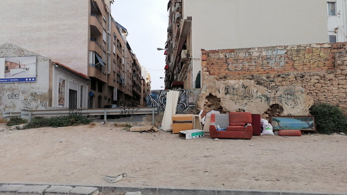 erikalopalm's tweet photo. Me hace gracia tanta queja de que la ciudad está hecha un asco. Ni los alicantinos ni el @alicanteayto hacen nada por evitar ser unos guarros. Así está la city https://t.co/AOuKs8F4kY