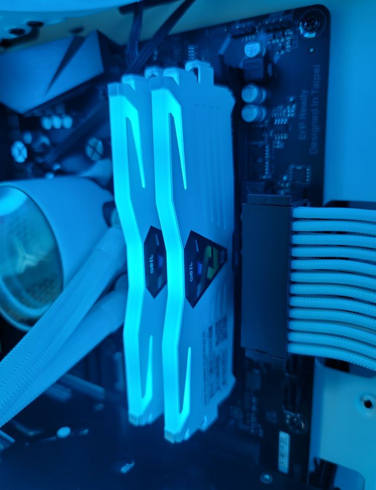 GeILMemory's tweet photo. Monday Blues got you down?
Here's a wonderful build featuring the GeIL Super Luce RGB memory to cheer you up!
✨✨✨Use #YesGeILMemoryPics for a chance to get featured and follow us for your dose of epic builds and magnificent rigs!
📸 credit: https://t.co/h3d46JYxfa https://t.co/gjLLYiGL3a
