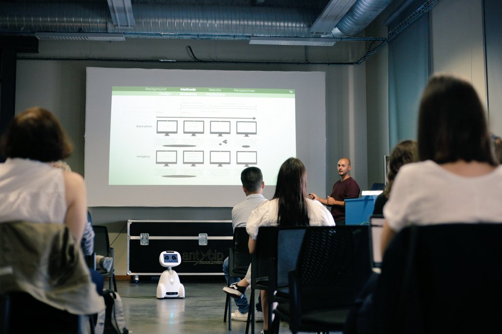 Great talk by @lnalborczyk from @univamu about motor #inhibition of hand movements during imagined vs. executed #typing.

#ESLP #ESLP2022