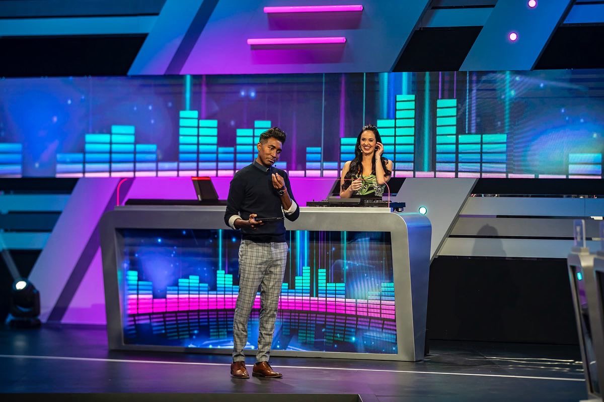 Robelighting's tweet photo. Filmed at the Urban Brew Studios in Johannesburg, Noot vir Noot produced by Stemmburg TV &amp; broadcast on SABC 2 returned to screens with edition 40 featuring a #lightingdesign created by Ryan Lombard from Blond Productions using @Robelighting #ESPRITE, #LEDWash300 &amp; #miniPointe. https://t.co/TOlV20MQjp