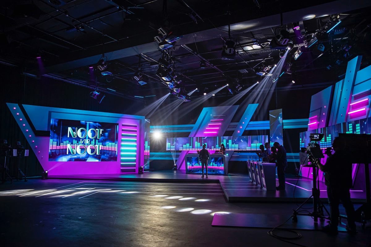 Robelighting's tweet photo. Filmed at the Urban Brew Studios in Johannesburg, Noot vir Noot produced by Stemmburg TV &amp; broadcast on SABC 2 returned to screens with edition 40 featuring a #lightingdesign created by Ryan Lombard from Blond Productions using @Robelighting #ESPRITE, #LEDWash300 &amp; #miniPointe. https://t.co/TOlV20MQjp