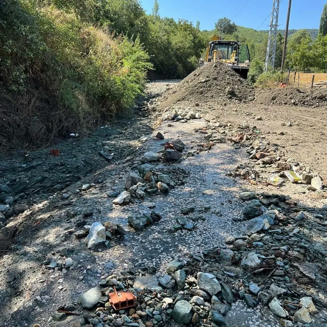 Gümüşhacıköy'de yaşanan sel felaketinin yaraları belli olmaya başladı. İl özel idaresi ekiplerince felaketi yaşayan köylerimizde hasar tespit işlemleri yapılarak kayıplar zabıt altına alındı.

Köylerimizden gelen görüntülerde tek sevincimiz ölü yada yaralı olmamasıdır.