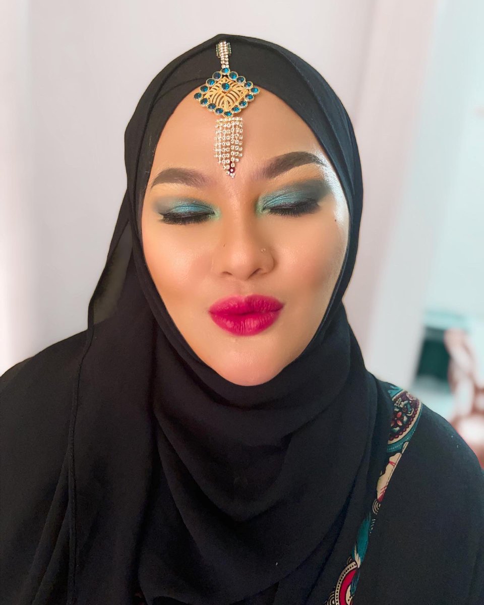 AbbyStudio90's tweet photo. Thank you for tdoday🌹🖤💚 #makeupartist #makeupwedding #muakl #muapj #muaklang #muaselangor #MakeupAddict #beauty #makeupevent #makeupmurah #makeuplooks #Makeupmalaysia https://t.co/nHq0Z9n0tS