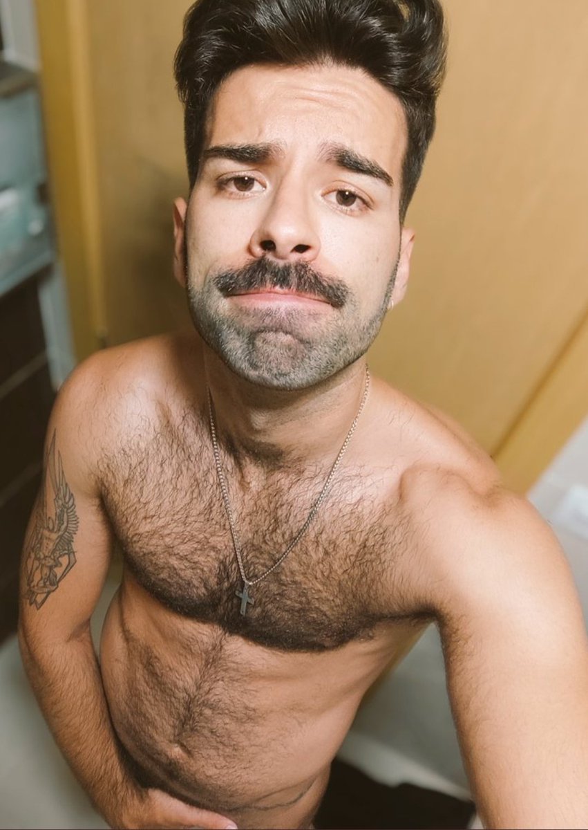 GarconBite's tweet photo. ai-je laissé pousser ma moustache? https://t.co/a4fnGC9O52