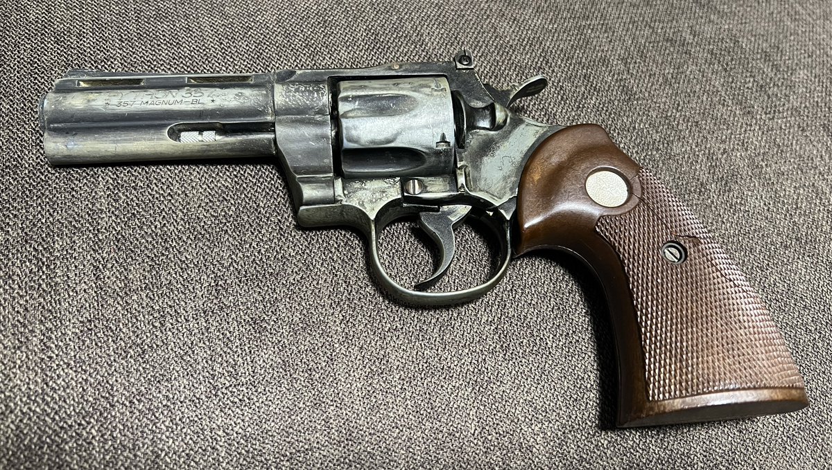venkmanlab's tweet photo. 自宅の整頓。
随分昔に父から譲り受けたモデルガンを久々に引っ張り出す。

MGCのパイソン。
表面の仕上げは父の仕業。
#MGC
#モデルガン
#PYTHON357 https://t.co/oraOlJc25s