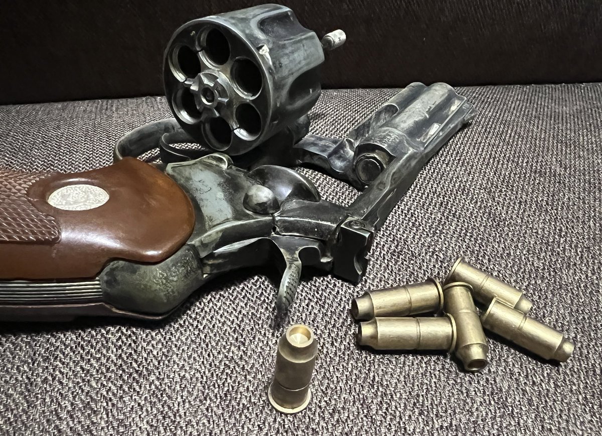 venkmanlab's tweet photo. 自宅の整頓。
随分昔に父から譲り受けたモデルガンを久々に引っ張り出す。

MGCのパイソン。
表面の仕上げは父の仕業。
#MGC
#モデルガン
#PYTHON357 https://t.co/oraOlJc25s
