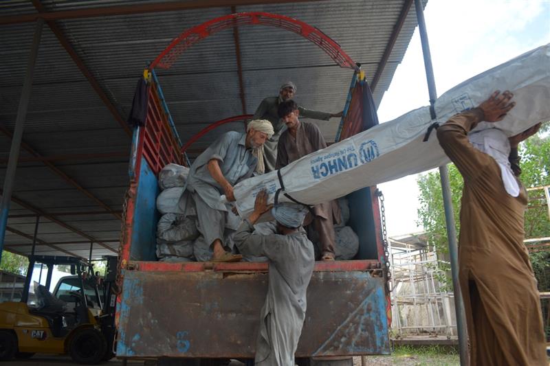 UNHCRPakistan's tweet photo. @UNHCRPakistan is supporting PK in its response for monsoon rain and flood-affected people in KP, Balochistan and Sindh with tents and relief items. Refugees also live in calamity-hit areas and many are among those hit over the weekend
#FloodsInPakistan @Refugees @GovtofPakistan https://t.co/yyPEi6ZYYp