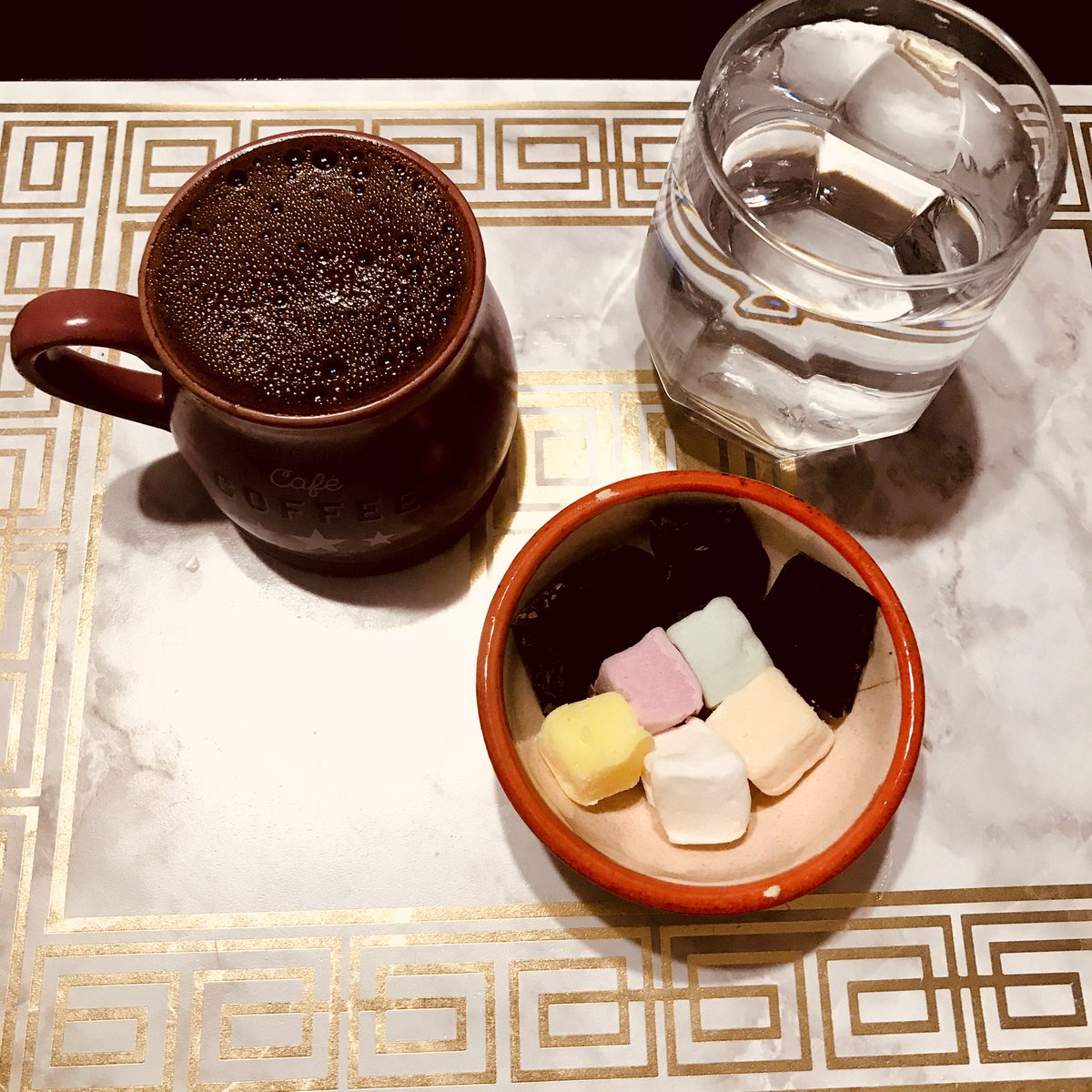 Sewdemy's tweet photo. İbn-i Sina mizaç teorisi

Kahvenin mizacı soğuk ve kurudur,bu bakımdan çok fazla tüketildiğinde bedende Sevda maddesini arttırırak kan katılığına sebep olur.
Kahve yanında su ve lokum ikram edilmesi soğuk mizaca sahip olan kahvenin su ve lokum ile mizacını dengelemek amaçlıdır. https://t.co/fBMrfoBLTY