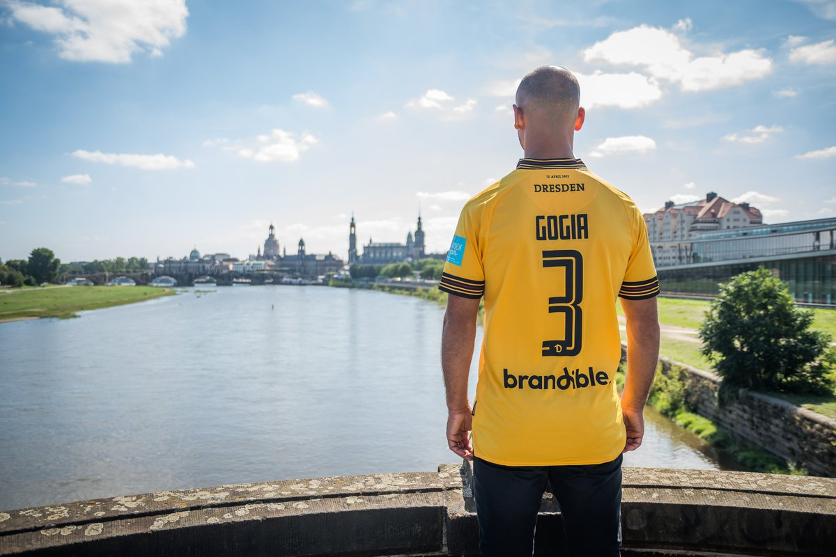 DynamoDresden's tweet photo. Akaki #Gogia kehrt zur SGD zurück! 🖤💛 Der 30-jährige Offensivallrounder unterschreibt einen Vertrag bis zum 30. Juni 2024 in „Elbflorenz“. Herzlich willkommen zurück, „Andy“. 👋🏼 Alle Infos 👉🏼 https://t.co/Og9S86rQlz #sgd1953 https://t.co/u1wnJTXw7r