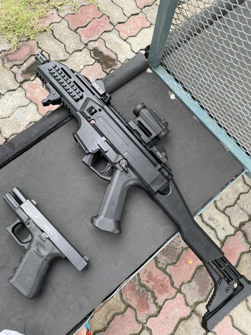 スコーピオンも撃ちました。拳銃と違ってストックとダットが付いているだけでスパスパ当たって気持ちよかったです 