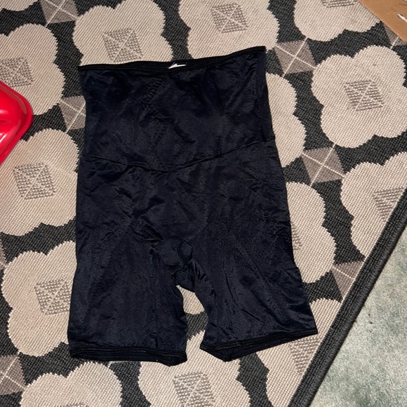 viveeeanne's tweet photo. So good I had to share! Check out all the items I'm loving on @Poshmarkapp #poshmark #fashion #style #shopmycloset #urbanoutfitters #liujo #flexees: https://t.co/wlij3S9oog https://t.co/mkHTvrATjD