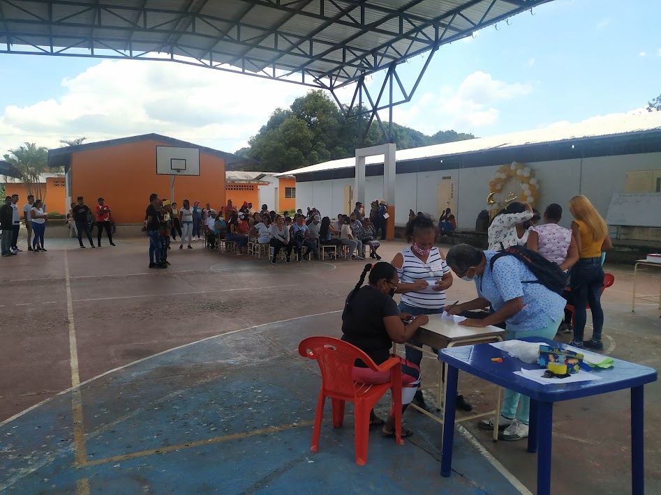 Yar33L's tweet photo. También en @YAR15Mg nuestros facilitadores @Chkhaki y @Sarod9 participaron activamente en la elección de jefes de comunidad de su sector… 

#PueblosUnidosPorLaPaz
¡Vamos!
@Gabrielasjr
@LuisinfoVen
@Mincyt_ve
@VzlaInfo1 https://t.co/wkI0UCi1y7