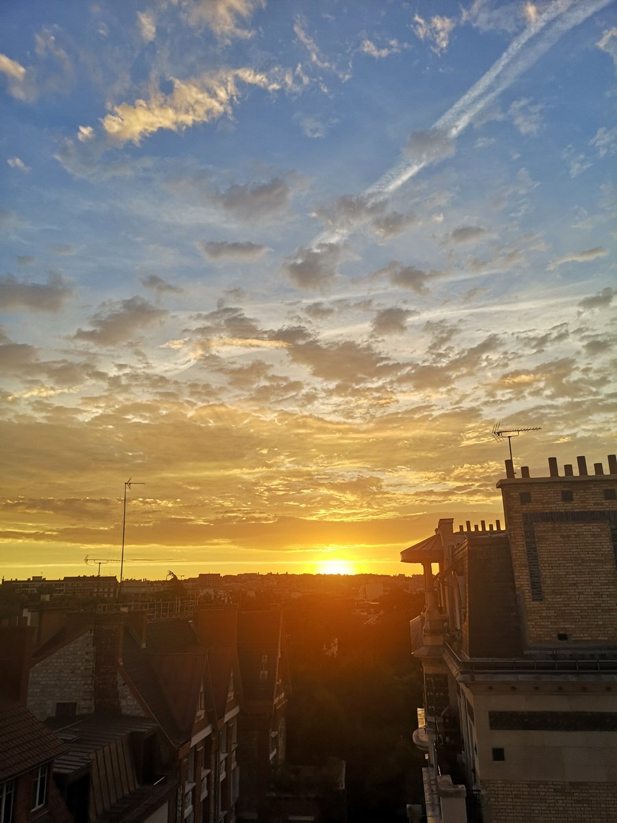 b_iseki's tweet photo. 夏の空。
時間と共に変わる色が素敵すぎる夕暮れ。

#フランス #空が好き #夕暮れ #写真好きな人と繋がりたい #sunset #SummerVibes #colorful #色違い #Twitter #自然が好き #nature #photo #雲 #夜景 #athome #nofilterneeded #自分時間 #フォロー #Like https://t.co/IWdSO5N5qW