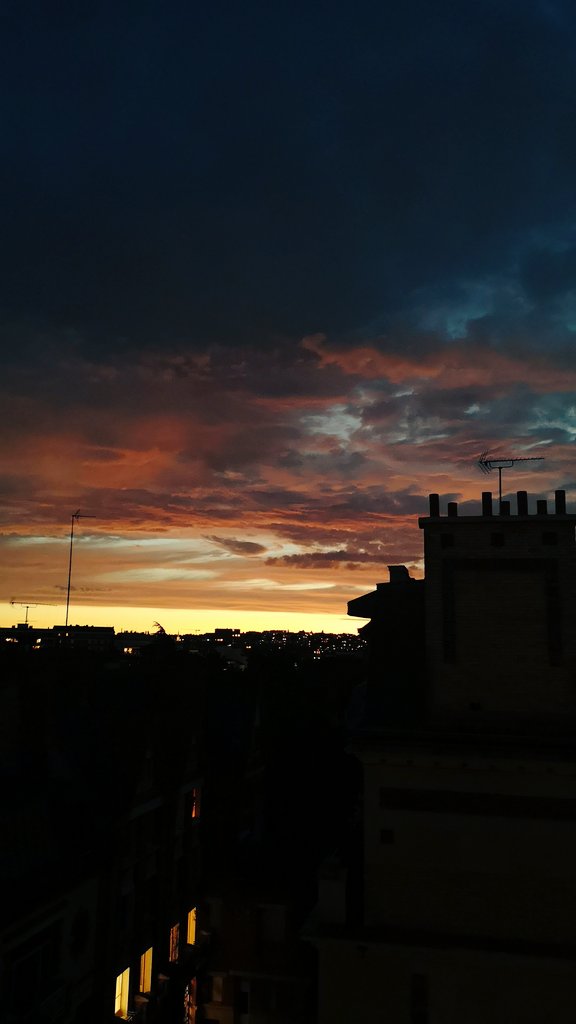 b_iseki's tweet photo. 夏の空。
時間と共に変わる色が素敵すぎる夕暮れ。

#フランス #空が好き #夕暮れ #写真好きな人と繋がりたい #sunset #SummerVibes #colorful #色違い #Twitter #自然が好き #nature #photo #雲 #夜景 #athome #nofilterneeded #自分時間 #フォロー #Like https://t.co/IWdSO5N5qW