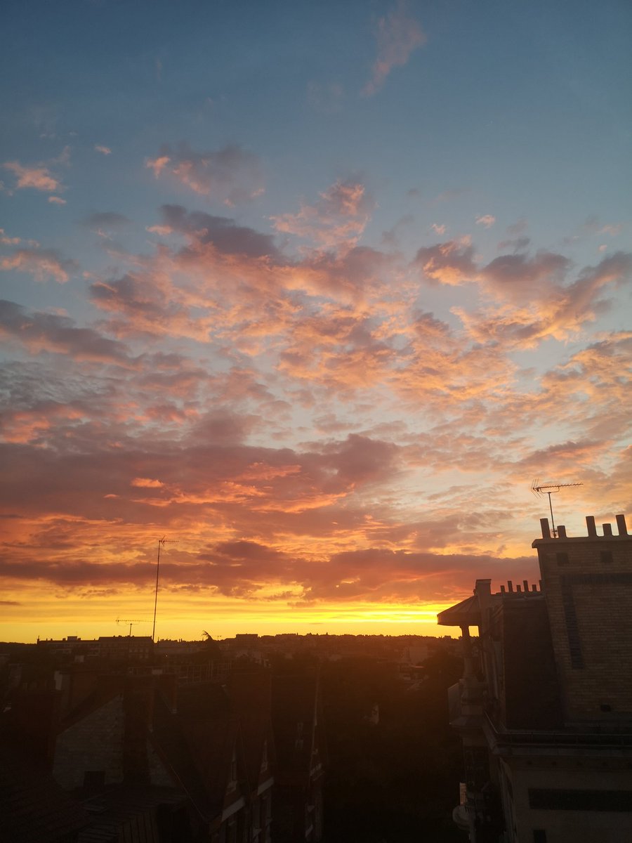 b_iseki's tweet photo. 夏の空。
時間と共に変わる色が素敵すぎる夕暮れ。

#フランス #空が好き #夕暮れ #写真好きな人と繋がりたい #sunset #SummerVibes #colorful #色違い #Twitter #自然が好き #nature #photo #雲 #夜景 #athome #nofilterneeded #自分時間 #フォロー #Like https://t.co/IWdSO5N5qW
