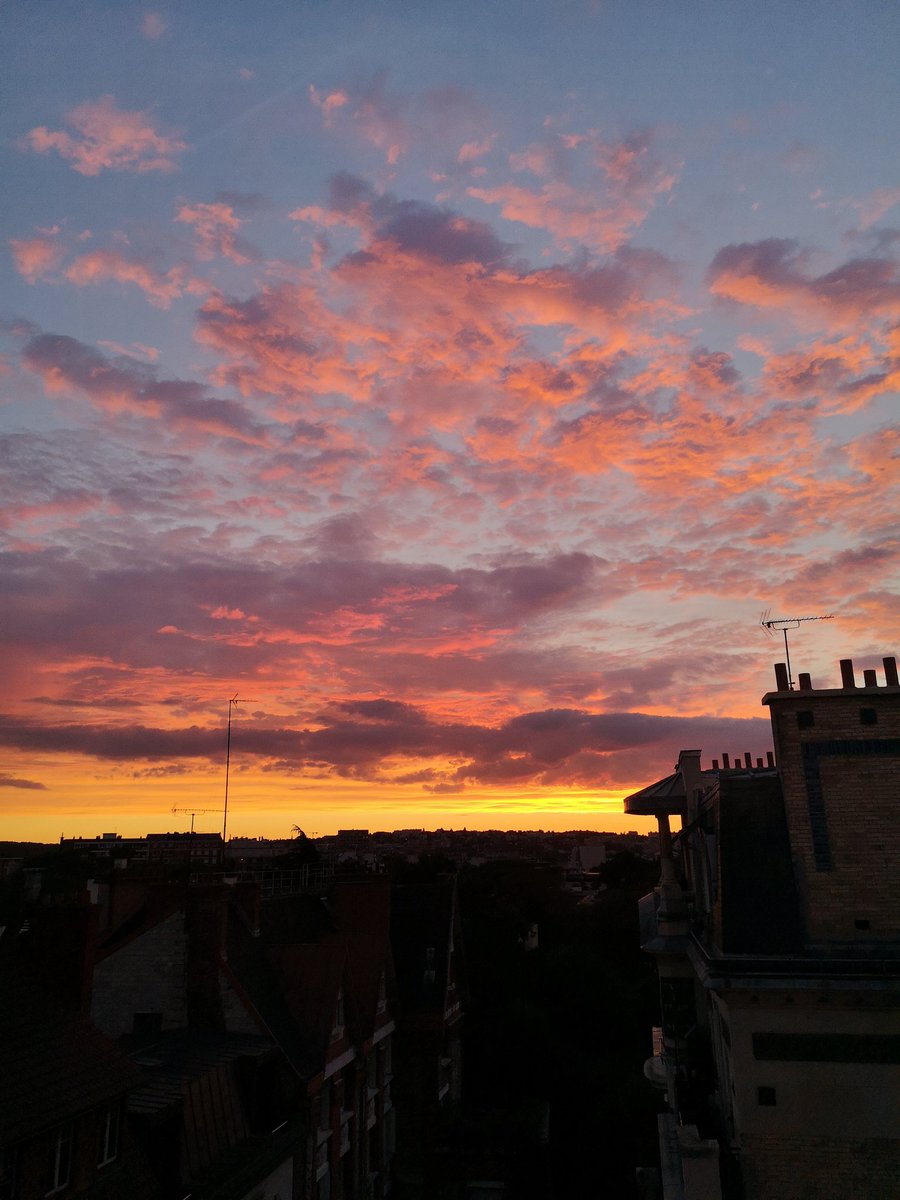 b_iseki's tweet photo. 夏の空。
時間と共に変わる色が素敵すぎる夕暮れ。

#フランス #空が好き #夕暮れ #写真好きな人と繋がりたい #sunset #SummerVibes #colorful #色違い #Twitter #自然が好き #nature #photo #雲 #夜景 #athome #nofilterneeded #自分時間 #フォロー #Like https://t.co/IWdSO5N5qW