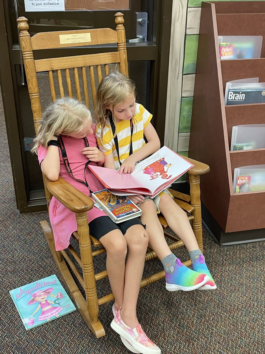 StampedeLibrary's tweet image. Love that checkout has started and that students are loving their books from the SSE Library! #ilovesse @StanleyStampede