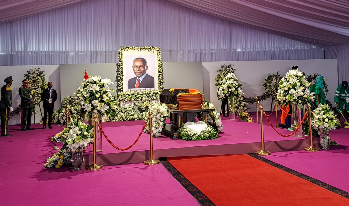 jeune_afrique's tweet photo. #Angola : les funérailles de José Eduardo dos Santos, moment historique et politique
👉Le récit de notre envoyée spéciale à Luanda, @EstelleMaussion 👇
https://t.co/z8E8Dm0qZc https://t.co/Gj9kckS7Vh