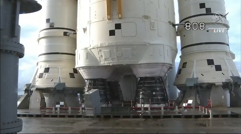 Thom_astro's tweet photo. La NASA annonce un report du tir 😕. Il semble qu’une vanne de refroidissement soit coincée sur un moteur. Pas grave, il vaut mieux être sûr de son coup. Rendez-vous pour la prochaine fenêtre du tir ! https://t.co/pJhnsR49Py