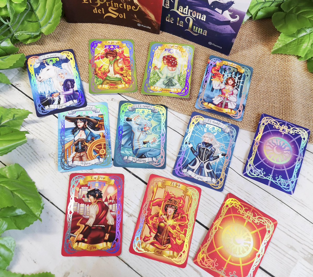 LemoncielArt's tweet photo. ✨CARTAS DE TAROT DEL EL PRINCIPE DEL SOL DE @g_vanille ✨
https://t.co/n0jaNpuCoW

• 7x10cm.
• Holográfico y a color por ambas caras.
• 9 diseños diferentes.

Cada RT me ayuda un montón. ¡Gracias por vuestro apoyo!💕 https://t.co/sl4CAkcw5s