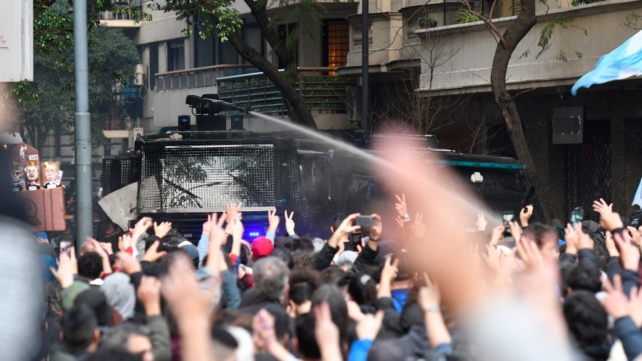 HPERONISTA's tweet photo. Esto no es contra un sector político, atenta directamente contra la democracia. Si hacen esto con ellxs, que nos quedan para un simple ciudadano/a. https://t.co/qPX0TLJWKy