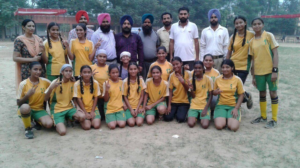 NavjotVerma24's tweet photo. #NationalSportsDay_2022 8th and 10th class #Hockey #memories #NationalSportsDay2022 https://t.co/vcY1jdI0P3