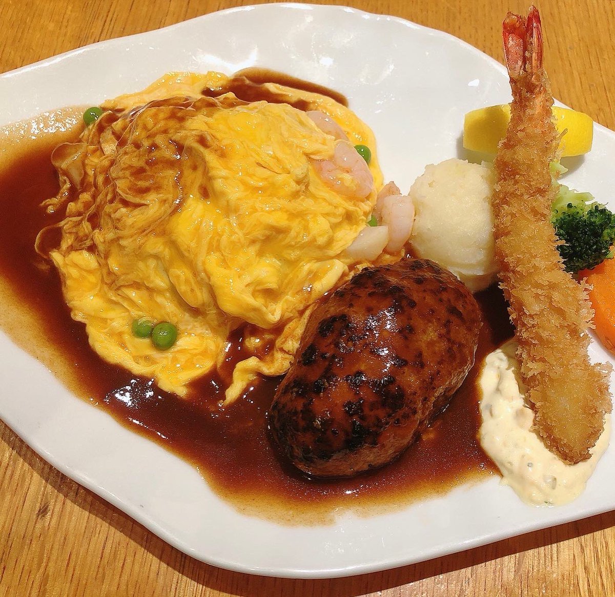 wakako0919's tweet photo. #シャンソン歌手
#三浦ともみ　ちゃんと
#ランチ
#グリル満天星
#洋食麦星byグリル満天星 
#オムライス
#ハンバーグ
#エビフライ
#プリン
#ビシソワーズ
#サラダ
#とても美味しかった
#小田急百貨店
#新宿
#洋食
#justymodels https://t.co/VkRqWKKNX1