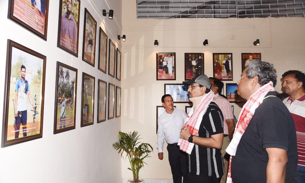 RailNf's tweet photo. Shri Anshul Gupta, GM/NFR today inaugurated the Weight lifting room, a photo gallery of renowned sports persons of NFR, and the Website of NFRSA during observation of the #NationalSportsDay2022 at Maligaon @RailMinIndia https://t.co/tqDCmwG2cQ