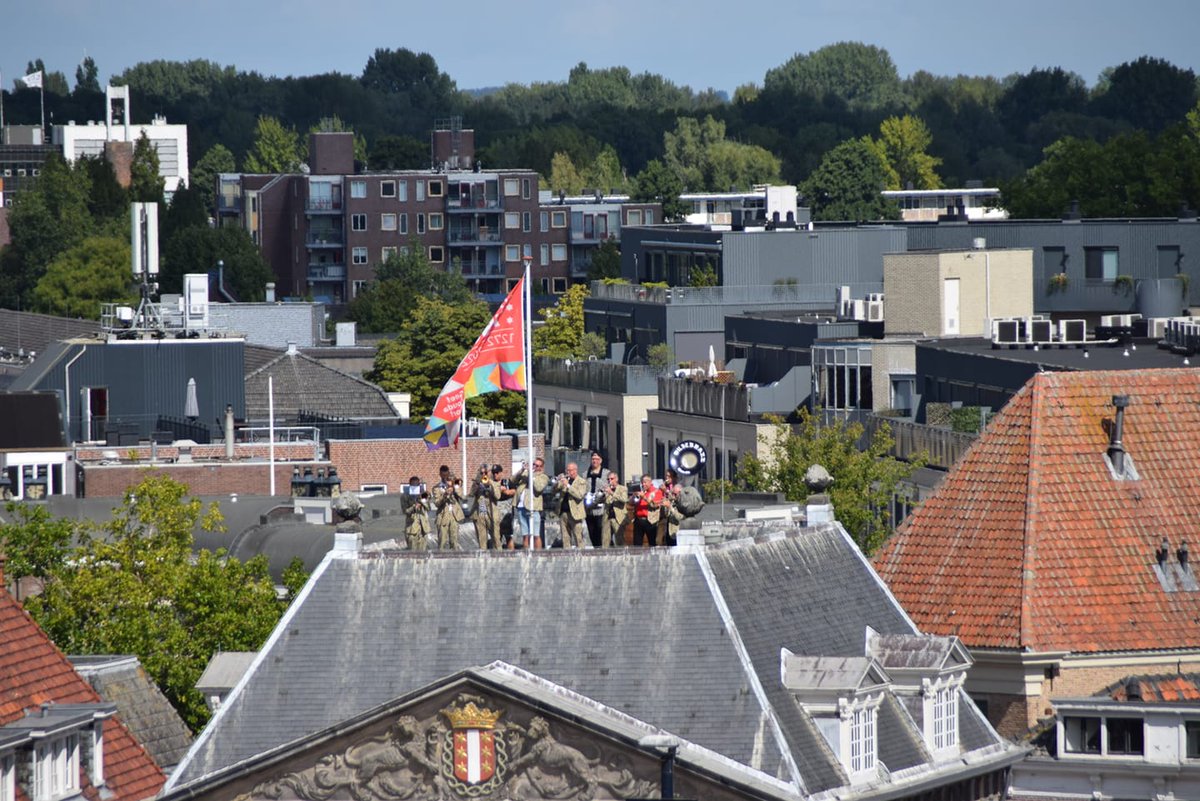 RaymondAarsman1's tweet photo. Live optreden van dweilorkest Wildebrazz uit #Gouda gezien vanaf de @SintJanskerk zaterdag jl. om 12:00.  https://t.co/NWmWp85kgE https://t.co/6fdGLFPBaK