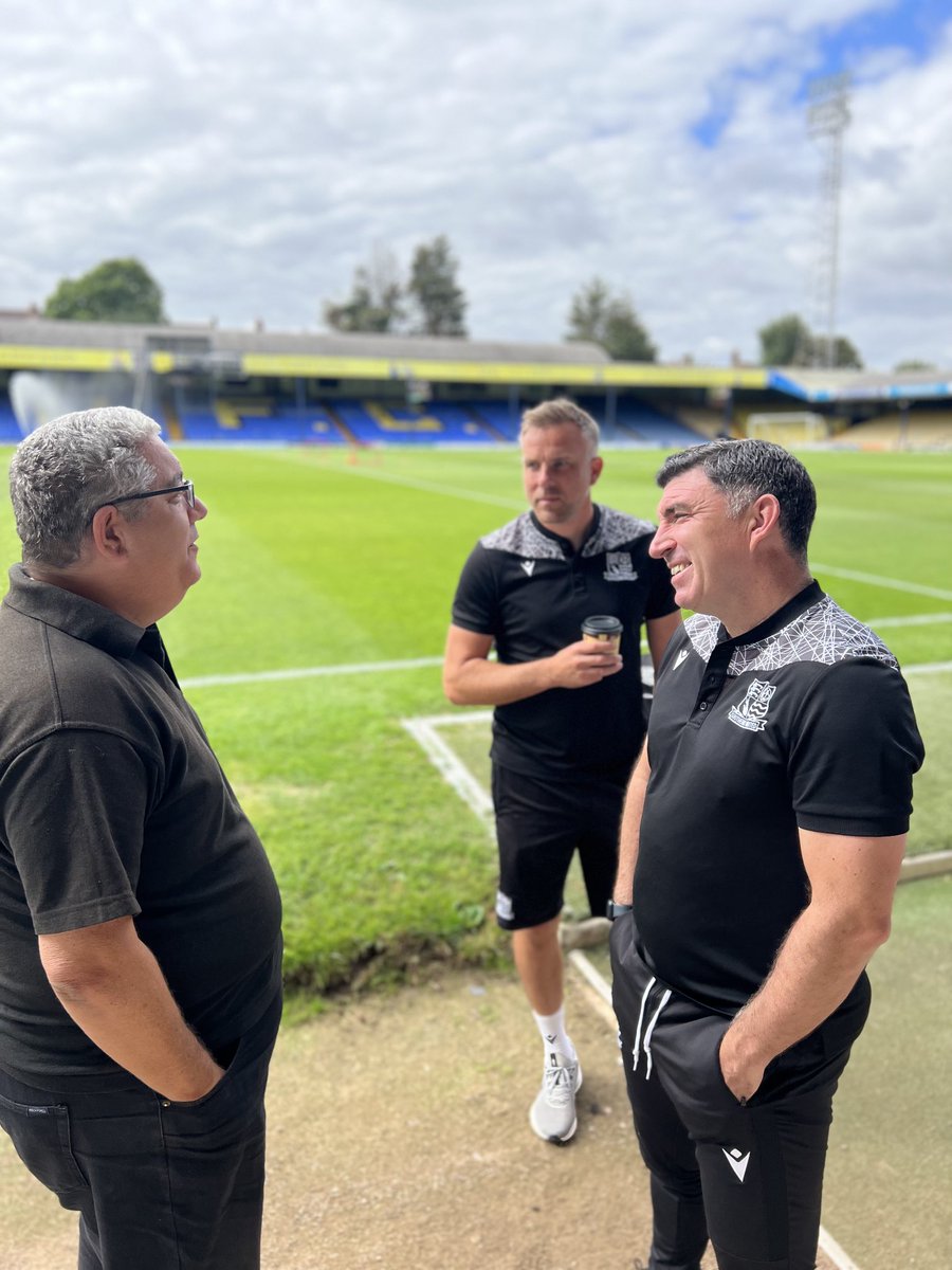 BroadcastMoose's tweet photo. Great catching up with ⁦@SUFCRootsHall⁩ manager ⁦@KevinTMaher⁩ and 1st team coach ⁦@benno_1978⁩ ahead of today’s game, good luck this afternoon my friends https://t.co/FS2Jb8Vs3W
