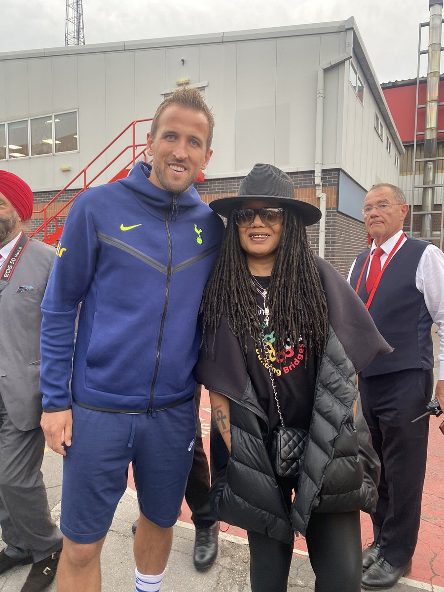 BBBB_Nottm's tweet photo. Yesterday our CEO Maxine Cockett was invited by #nottinghamforestcommunitytrust
#grahammoran to watch #nffc 4th premier league game, a battle for 3points. 

She managed to meet a few players from the opposing team on their way home

🖤❤️💛💚

#youreds #NFFC #NOTTINGHAM #THFC https://t.co/3WGATQRwo2