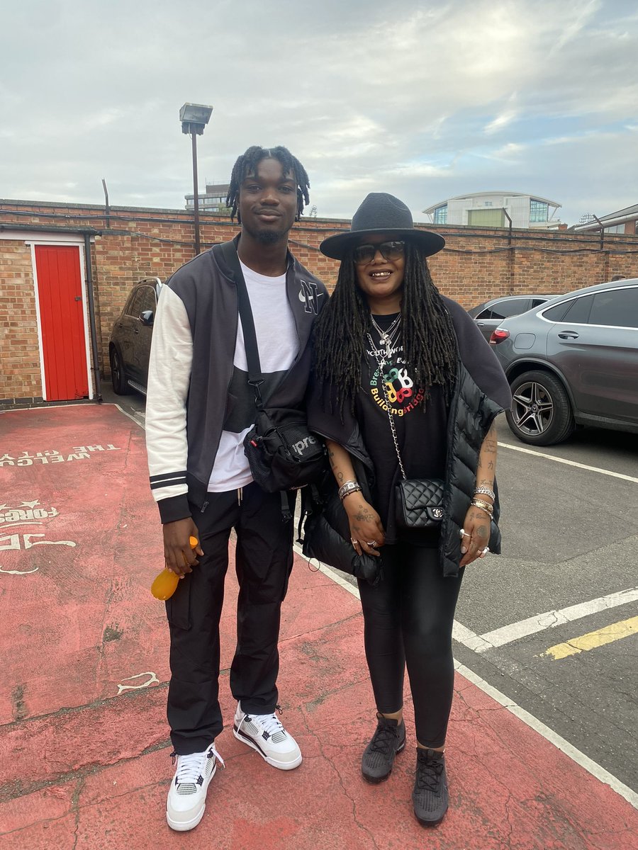 BBBB_Nottm's tweet photo. Yesterday our CEO Maxine Cockett was invited by #nottinghamforestcommunitytrust
#grahammoran to watch #nffc 4th premier league game, a battle for 3points. 

She managed to meet a few players from the opposing team on their way home

🖤❤️💛💚

#youreds #NFFC #NOTTINGHAM #THFC https://t.co/3WGATQRwo2